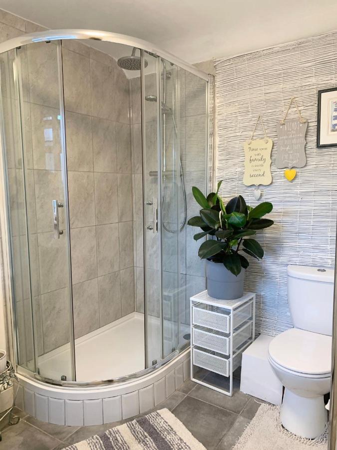 Beautiful Home, 3 Bedroom House Near Alton Towers, Wedgwood Museum, Universities Newcastle-under-Lyme Kültér fotó